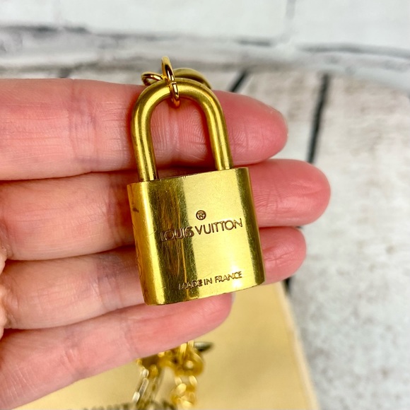 Louis Vuitton lock and key on a gold plated bracelet chain - Picture 5 of 5